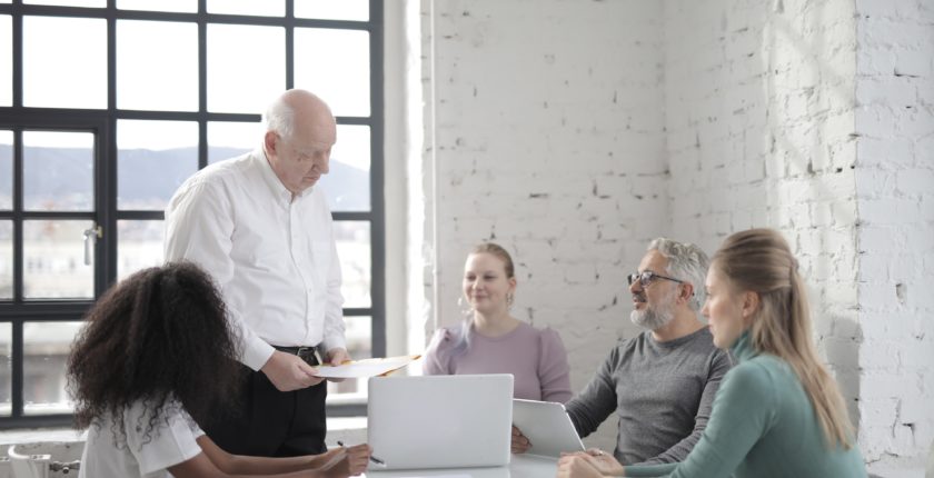 Réunion d'équipe emploi sénior