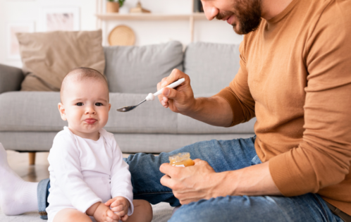 père donne à manger à son bébé congé paternité