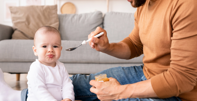 père donne à manger à son bébé congé paternité